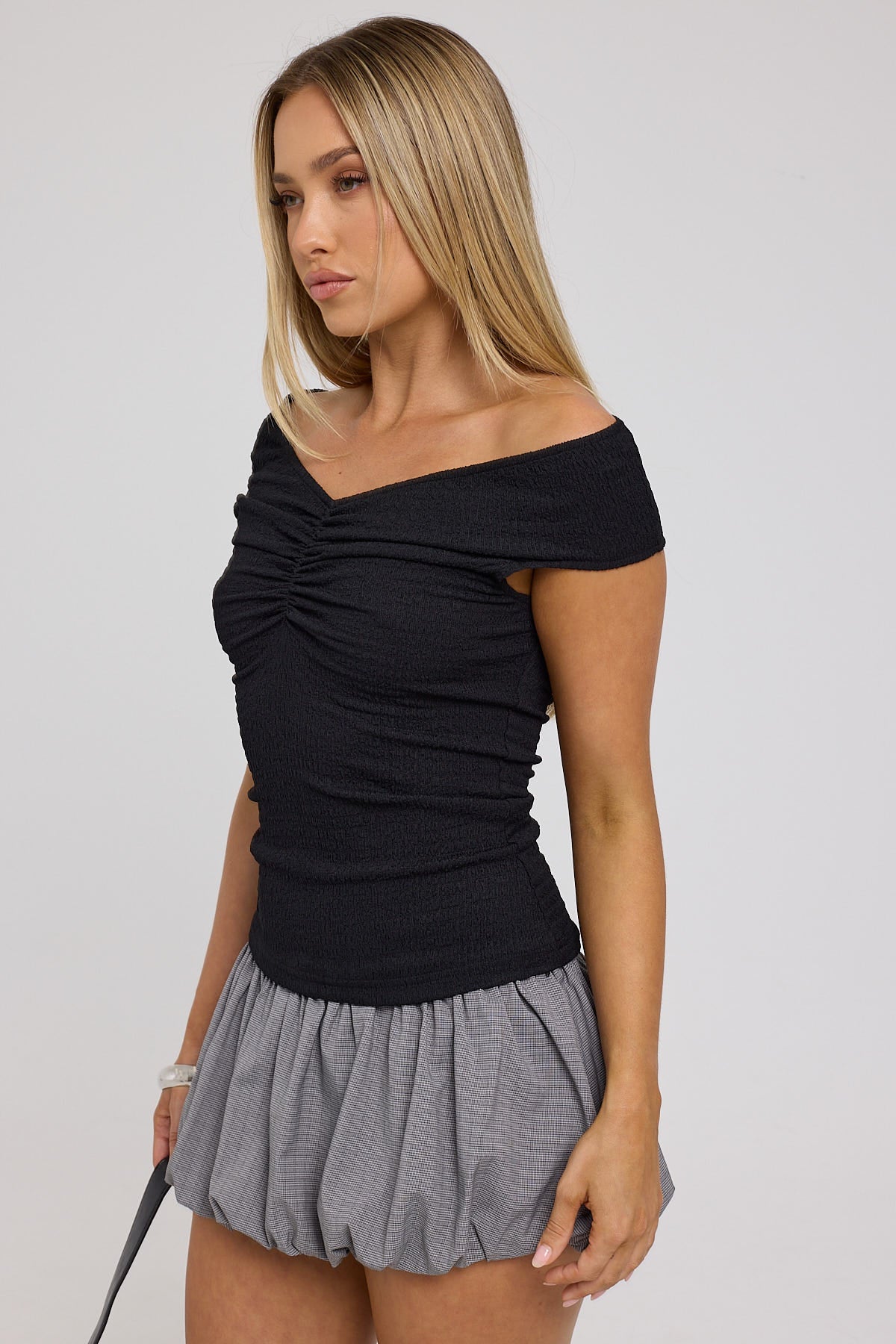 Lioness Crue Off Shoulder Top Onyx - Image 4