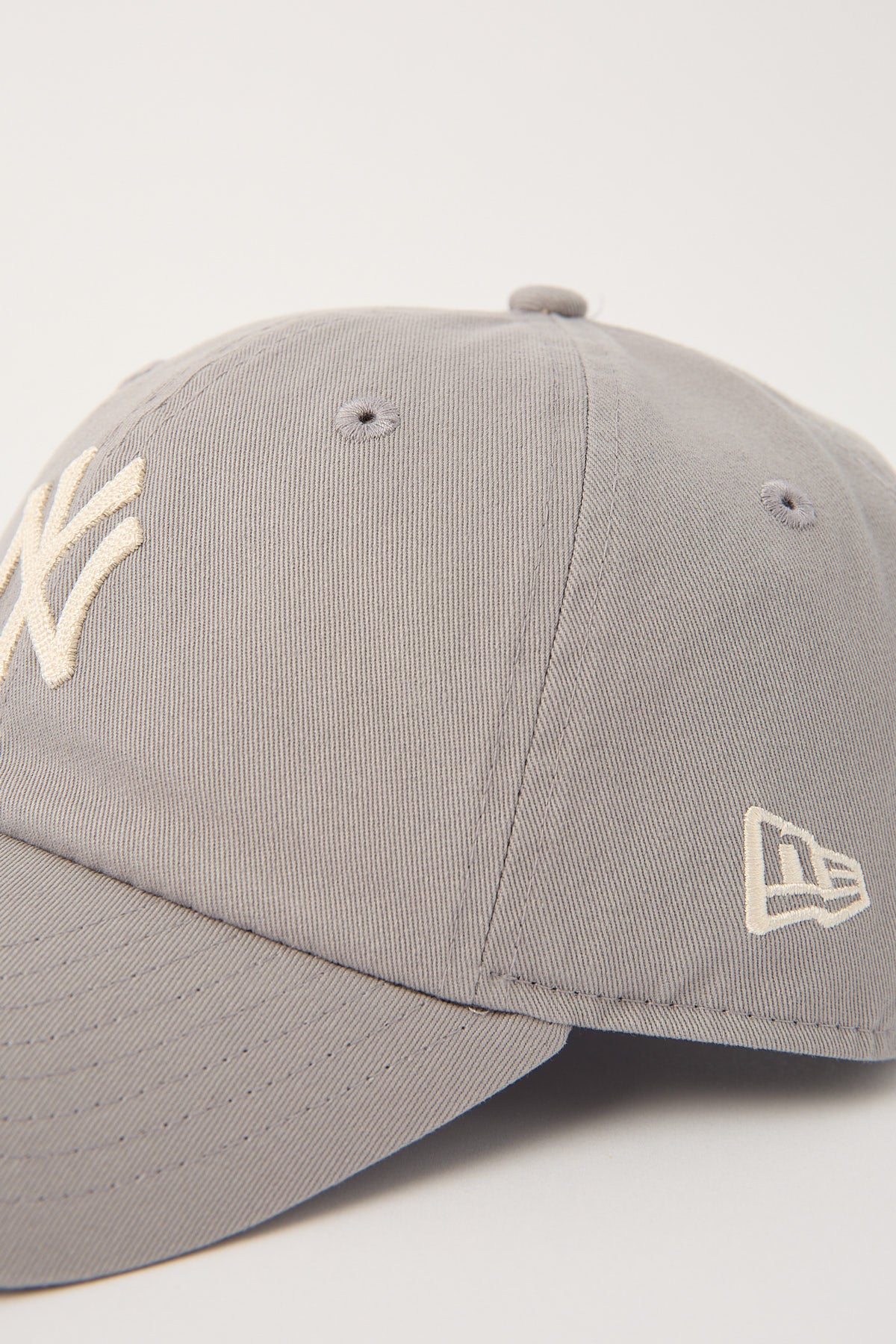 New Era Casual Classic Neutral Chainstitch New York Yankees Cap Gray - Image 3